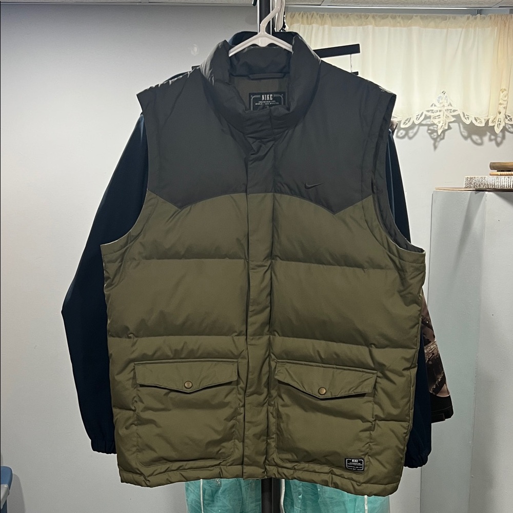 Nike Men's Two-Tone Green Puffer Vest